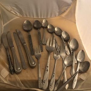 18 PC Stainless Dinnerware Set: 10 Spoons, 4 Forks, 4 Butter Kitchen Knives